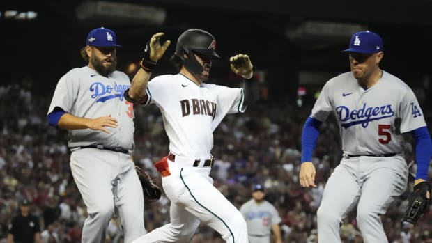 Corbin Carroll (7) de los Arizona Diamondbacks es puesto out por el primera base de los Los Angeles Dodgers, Freddie Freeman.